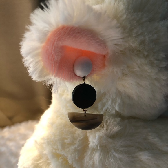 Dangling Earrings - Picture 4 of 4